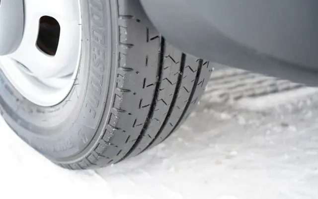 IVECO DAILY 35-150 / KONTENER 4,2 M / WINDA-750kg / BLIŹNIAK DMC: 3500 KG 