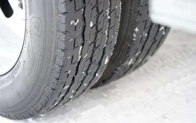 IVECO DAILY 35-150 / KONTENER 4,2 M / WINDA-750kg / BLIŹNIAK DMC: 3500 KG 