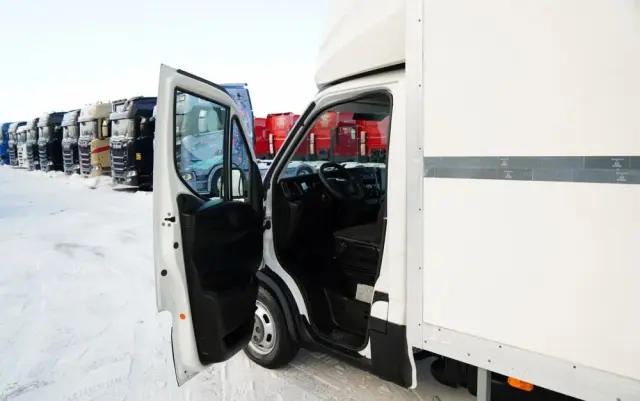 IVECO DAILY 35-150 / KONTENER 4,2 M / WINDA-750kg / BLIŹNIAK DMC: 3500 KG 
