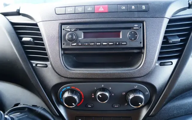 IVECO DAILY 35-150 / KONTENER 4,2 M / WINDA-750kg / BLIŹNIAK DMC: 3500 KG 