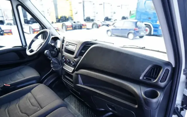 IVECO DAILY 35-150 / KONTENER 4,2 M / WINDA-750kg / BLIŹNIAK DMC: 3500 KG 