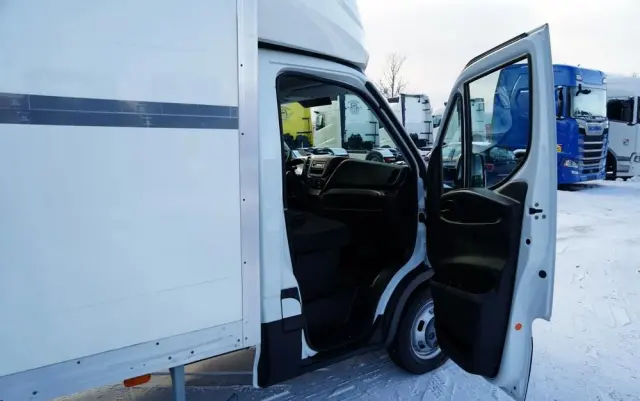 IVECO DAILY 35-150 / KONTENER 4,2 M / WINDA-750kg / BLIŹNIAK DMC: 3500 KG 