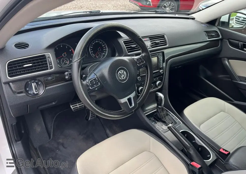 VOLKSWAGEN Passat 