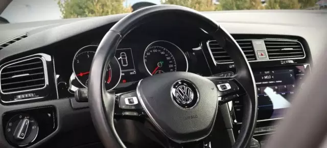 VOLKSWAGEN Golf 