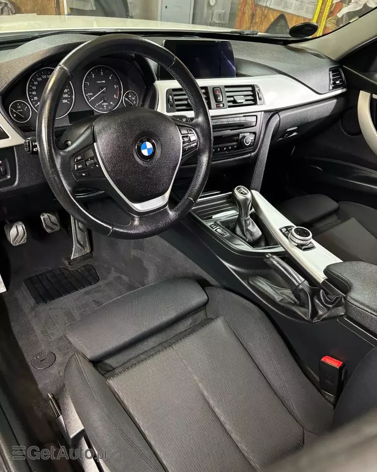 BMW Seria 3 318d DPF Touring Edition Exclusive