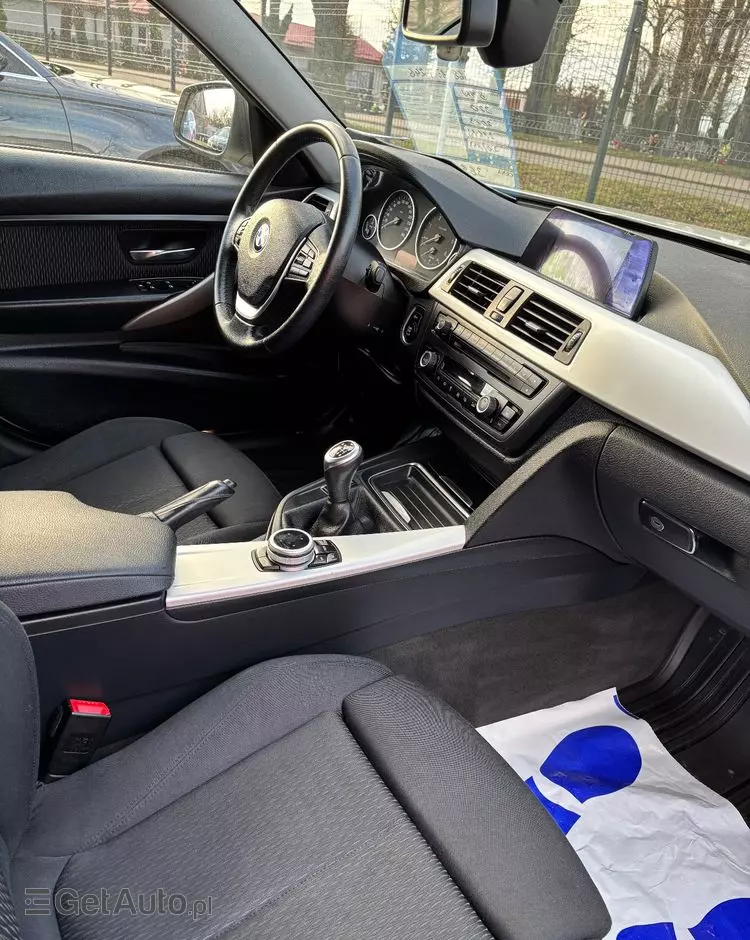 BMW Seria 3 318d DPF Touring Edition Exclusive