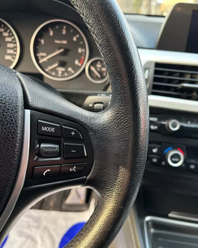 BMW Seria 3 318d DPF Touring Edition Exclusive