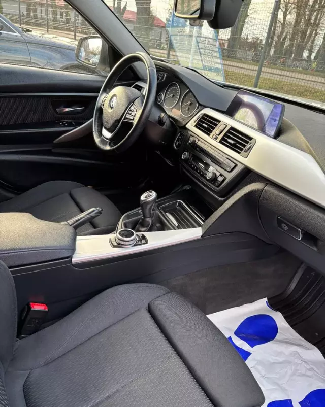 BMW Seria 3 318d DPF Touring Edition Exclusive