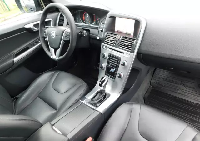 VOLVO XC 60 D3 Drive-E Momentum