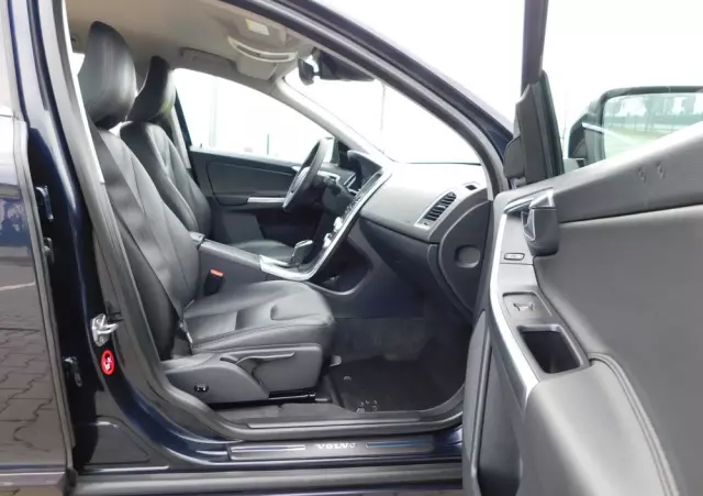 VOLVO XC 60 D3 Drive-E Momentum