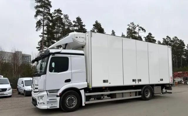 MERCEDES-BENZ Actros 1836 chłodnia thermo king T800R 2021/22 otwierany bok winda idealny stan 