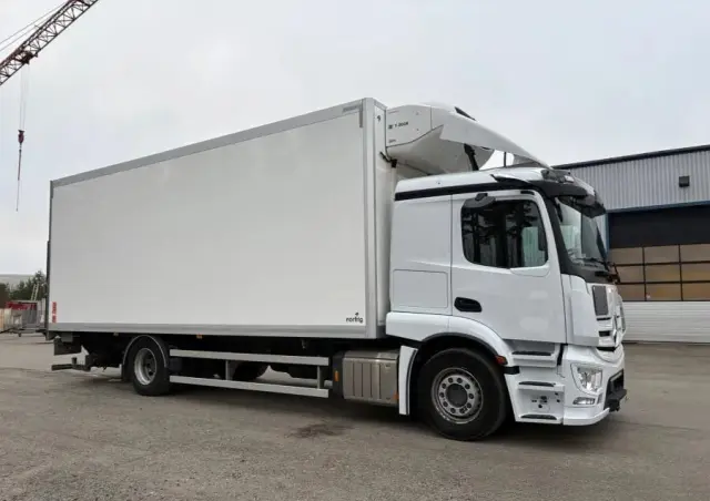 MERCEDES-BENZ Actros 1836 chłodnia thermo king T800R 2021/22 otwierany bok winda idealny stan 