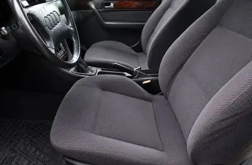 AUDI 100 