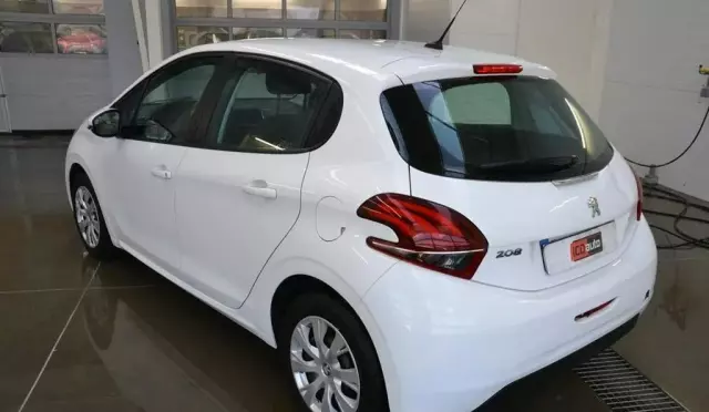 PEUGEOT 208 
