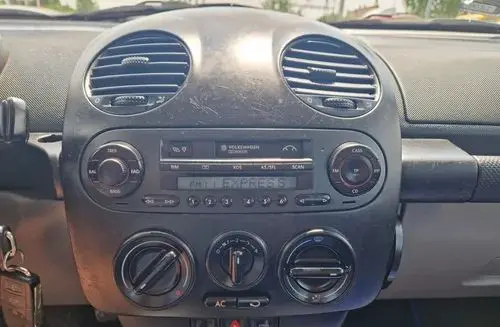 VOLKSWAGEN New Beetle 