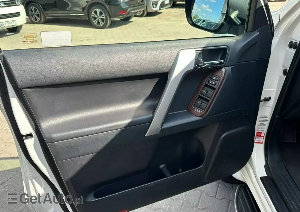 TOYOTA Land Cruiser LC 3.0 D-4D Invincible