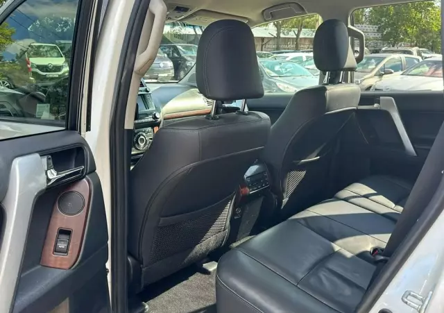 TOYOTA Land Cruiser LC 3.0 D-4D Invincible