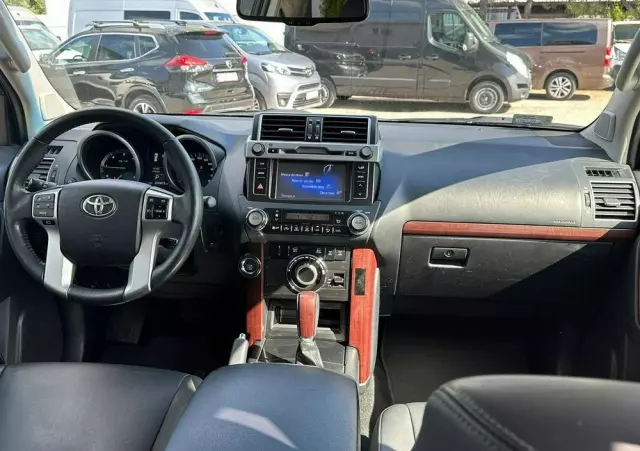 TOYOTA Land Cruiser LC 3.0 D-4D Invincible