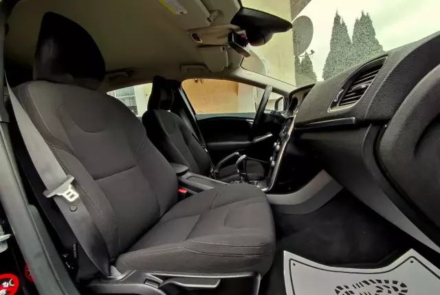 VOLVO V40 T2 Momentum