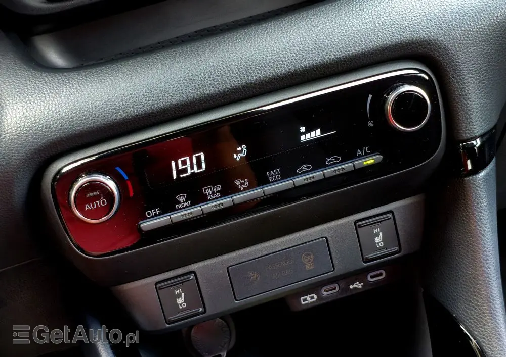 TOYOTA Yaris Hybrid 1.5 Premiere Edition