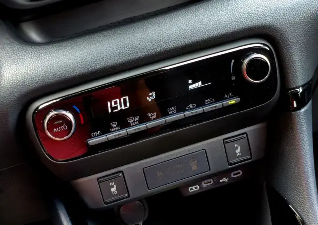 TOYOTA Yaris Hybrid 1.5 Premiere Edition