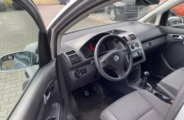 VOLKSWAGEN Touran 