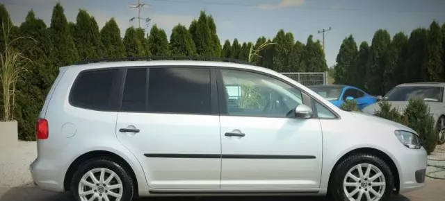 VOLKSWAGEN Touran 