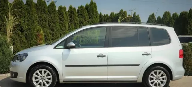 VOLKSWAGEN Touran 