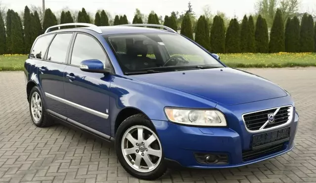 VOLVO V50 
