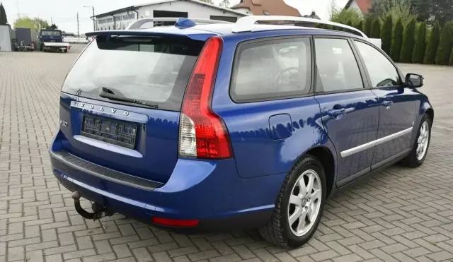 VOLVO V50 