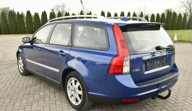 VOLVO V50 