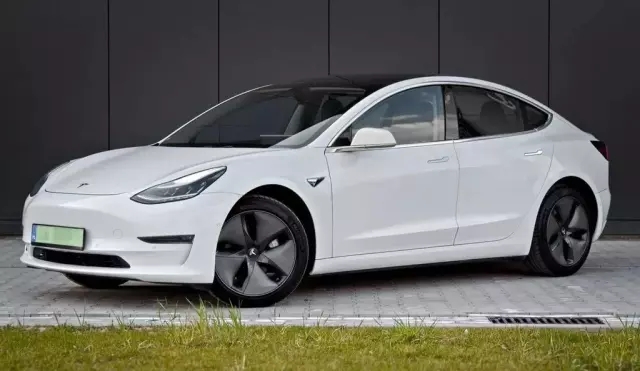 TESLA Model 3 