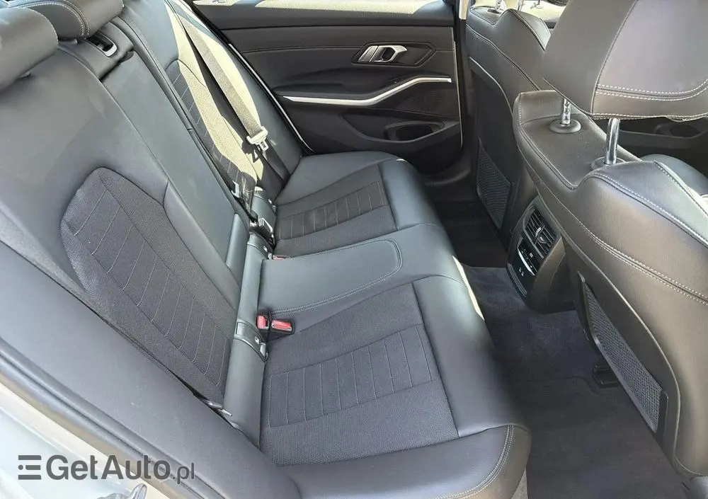 BMW Seria 3 318i Sport Line