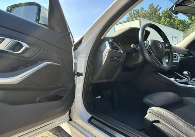 BMW Seria 3 318i Sport Line