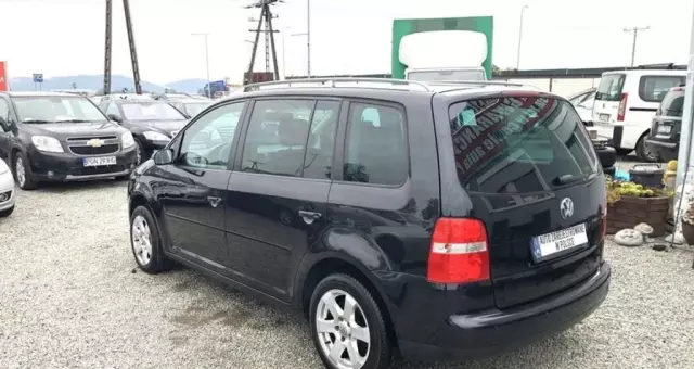 VOLKSWAGEN Touran 