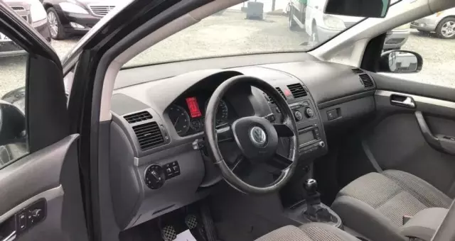 VOLKSWAGEN Touran 