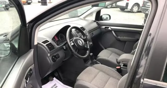 VOLKSWAGEN Touran 