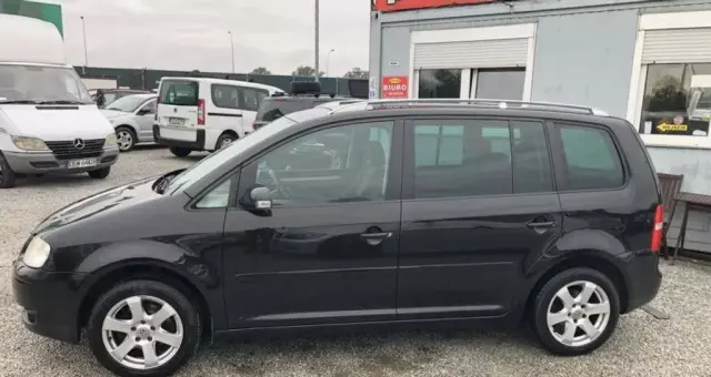 VOLKSWAGEN Touran 