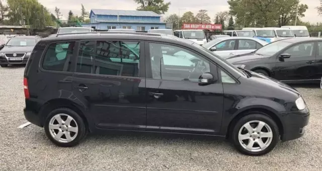 VOLKSWAGEN Touran 