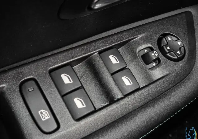 PEUGEOT 208 PureTech 100 EAT8 Active Pack