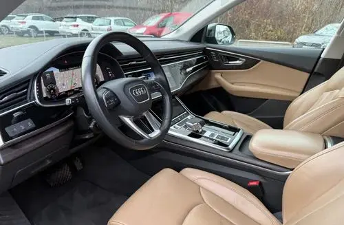 AUDI Q8 