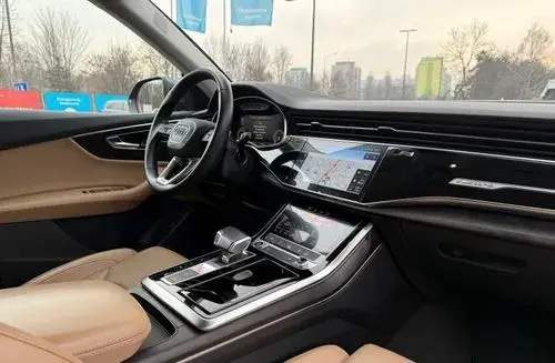 AUDI Q8 