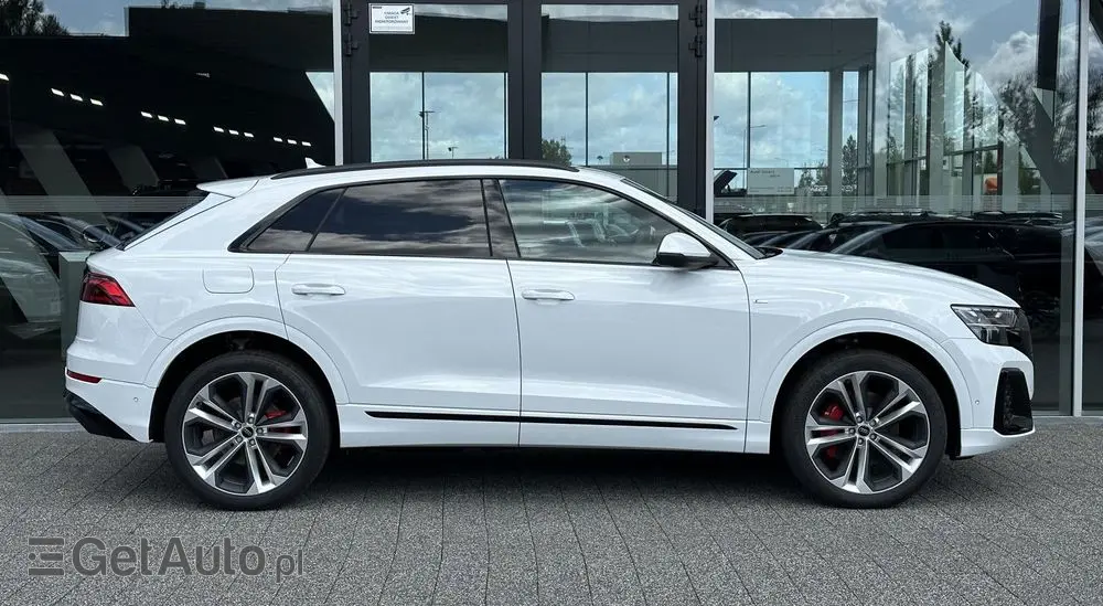 AUDI Q8 
