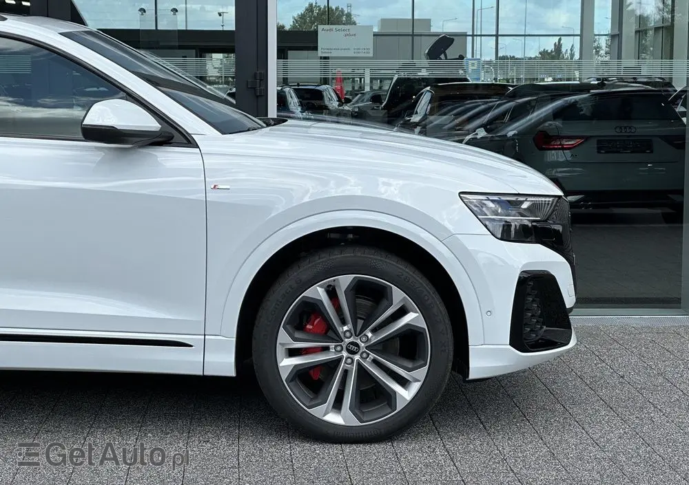 AUDI Q8 