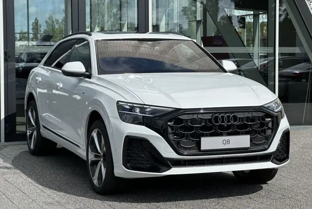 AUDI Q8 
