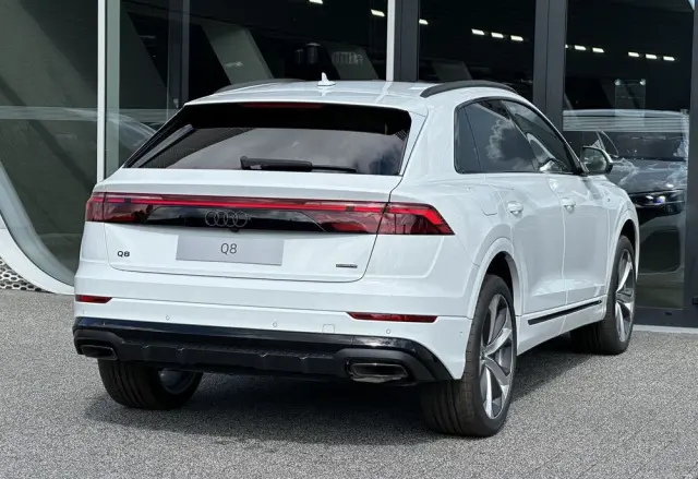 AUDI Q8 