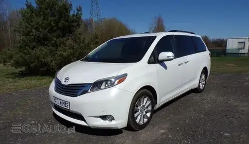 TOYOTA Sienna 