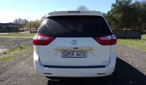 TOYOTA Sienna 