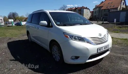 TOYOTA Sienna 