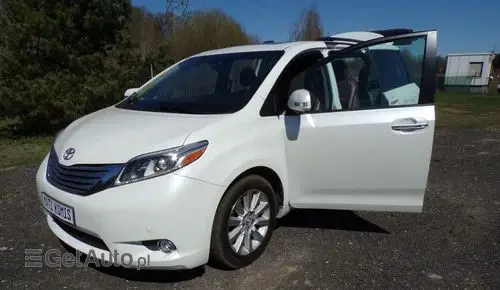 TOYOTA Sienna 